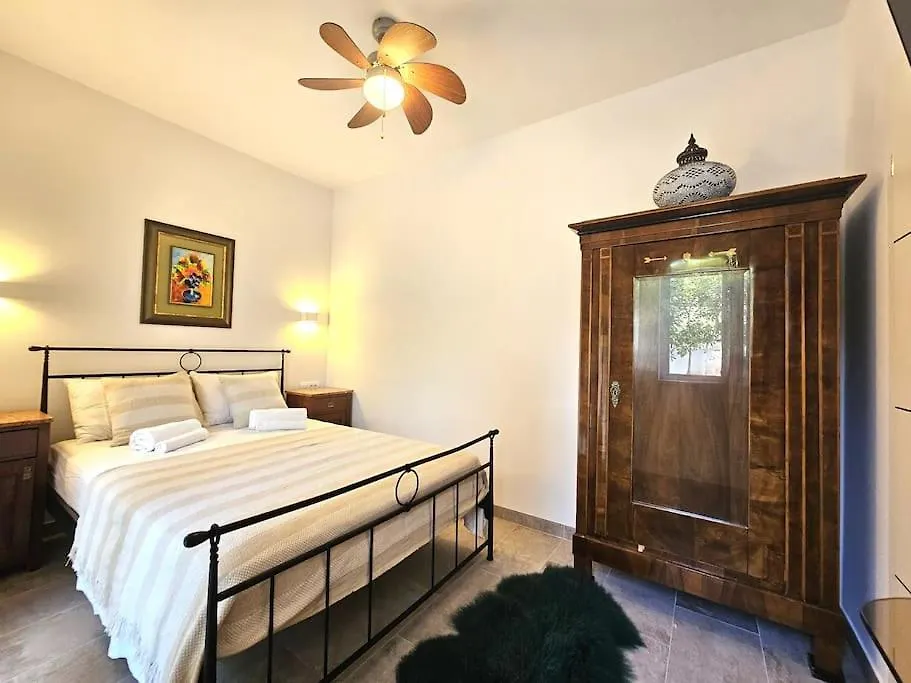 הוילה טרוגיר Pool House Arbanija בית נופש