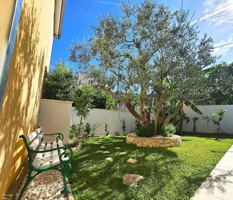 הוילה טרוגיר Pool House Arbanija בית נופש