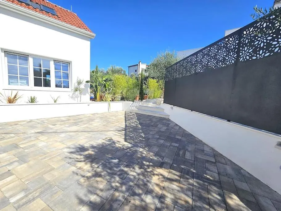 הוילה טרוגיר Pool House Arbanija 0*,
