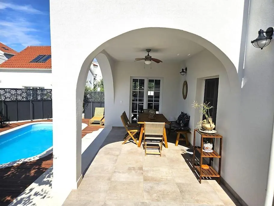 בית נופש הוילה טרוגיר Pool House Arbanija