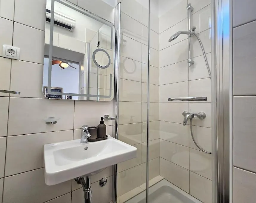 הוילה טרוגיר Pool House Arbanija בית נופש