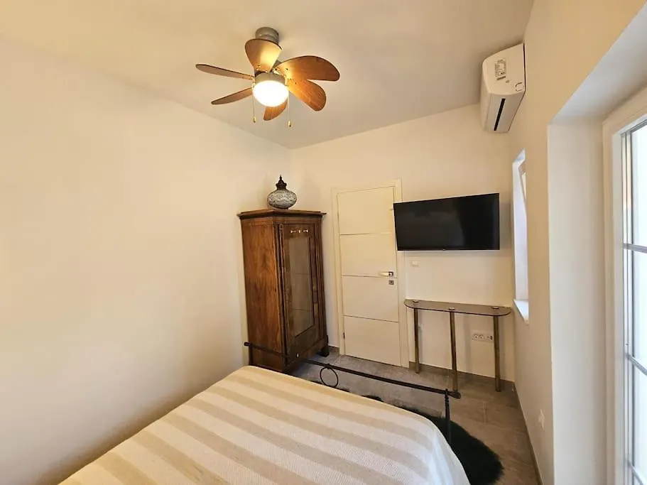 הוילה טרוגיר Pool House Arbanija בית נופש