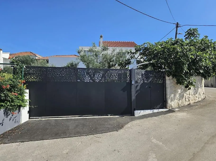 בית נופש הוילה טרוגיר Pool House Arbanija
