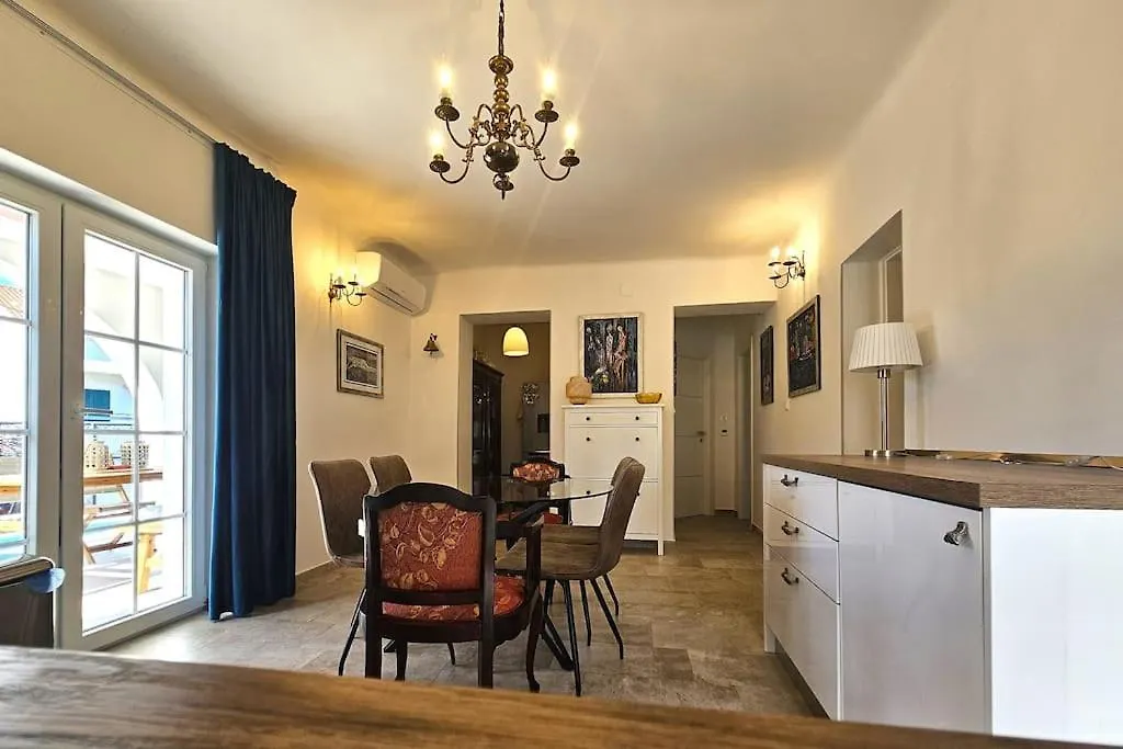 בית נופש הוילה טרוגיר Pool House Arbanija