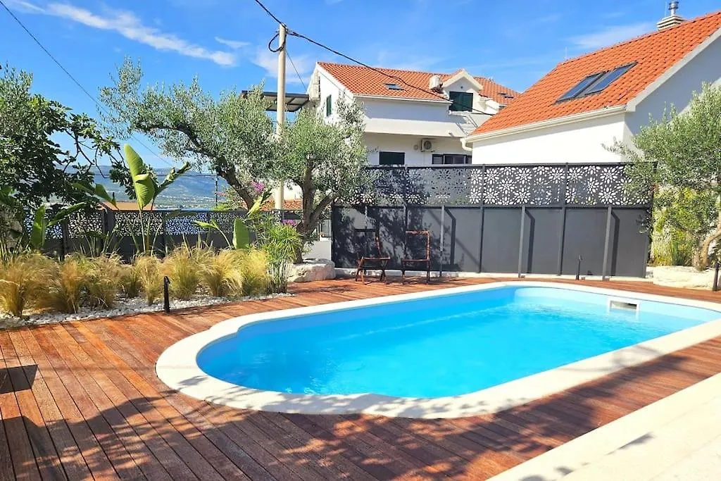 הוילה טרוגיר Pool House Arbanija בית נופש