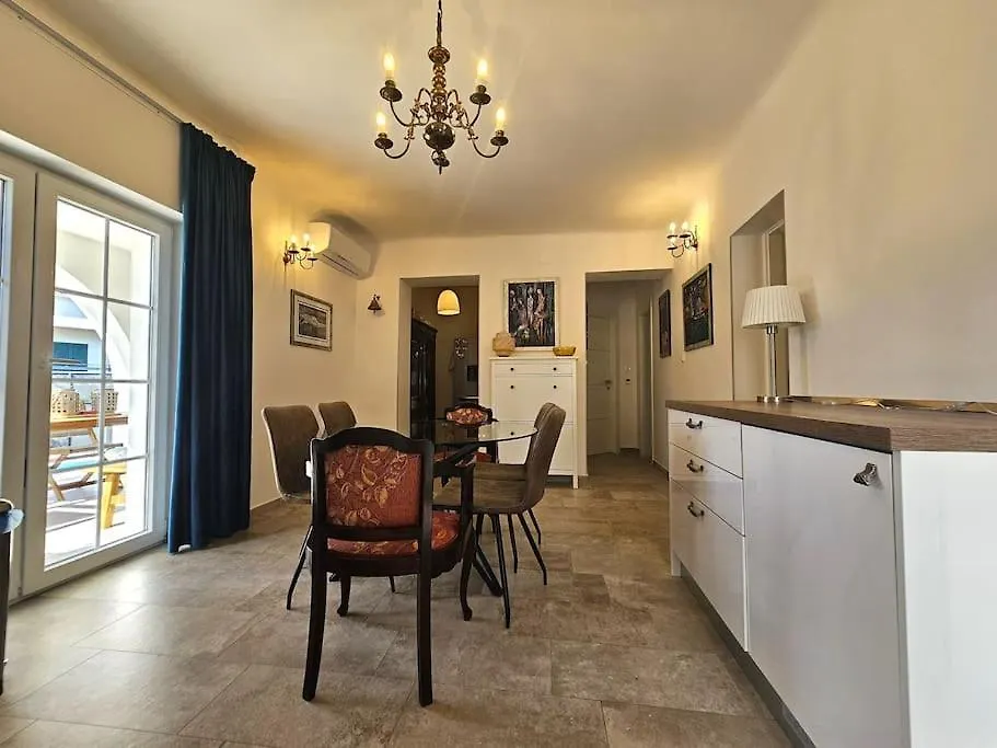 בית נופש הוילה טרוגיר Pool House Arbanija קרואטיה