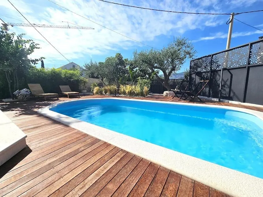 הוילה טרוגיר Pool House Arbanija קרואטיה
